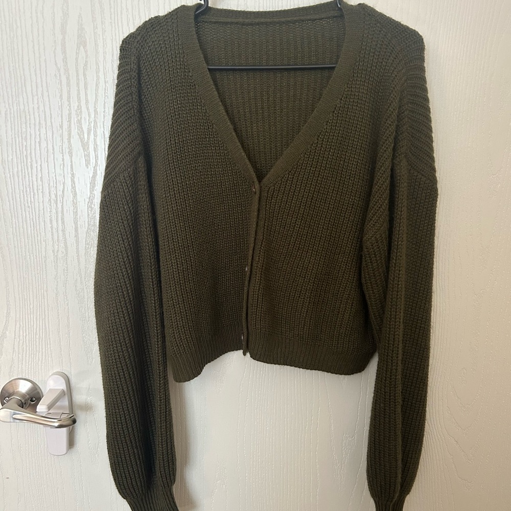 Green Cardigan Sweater with V-Neck and Cropped Fit